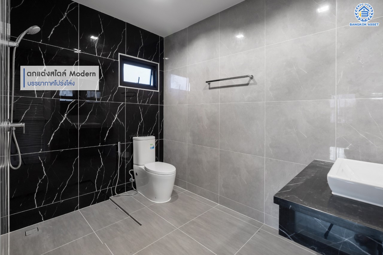 คฤหาสน์ตกแต่งใหม่ คุณภาพ LH ม.ชลลดา บางบัวทอง แปลงมุม เนื้อที่ 121 ตร.ว. ตกแต่งหรูหรา ตอบโจทย์ครอบครัวใหญ่ ด้วยฟังก์ชัน 4 ห้องนอน 6 ห้องน้ำ 1 ห้องอเนกประสงค์ 1 ห้องแม่บ้าน จอดรถได้ถึง 4 คัน มีสนามหญ้าด้านข้างกว้างขวาง พร้อม Facilities ครบ! บนทำเลคุณภาพ เชื่อมต่อได้หลายเส้นทาง ใกล้เซ็นทรัลเวสต์เกต และรถไฟฟ้า "สถานีบางพลู"